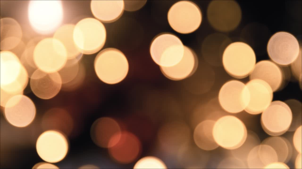 luces de navidad, brillantes círculos cálidos dorados abstractos desenfocados. luces de hadas borrosas. fuera de enfoque fondo de vacaciones. bokeh de luz del árbol de navidad. tema de año nuevo, fondo 4k