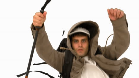 hombre con un bastón de senderismo corriendo en pantalla blanca