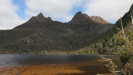 el lapso de tiempo en el lago dove, cradle mountain tasmania