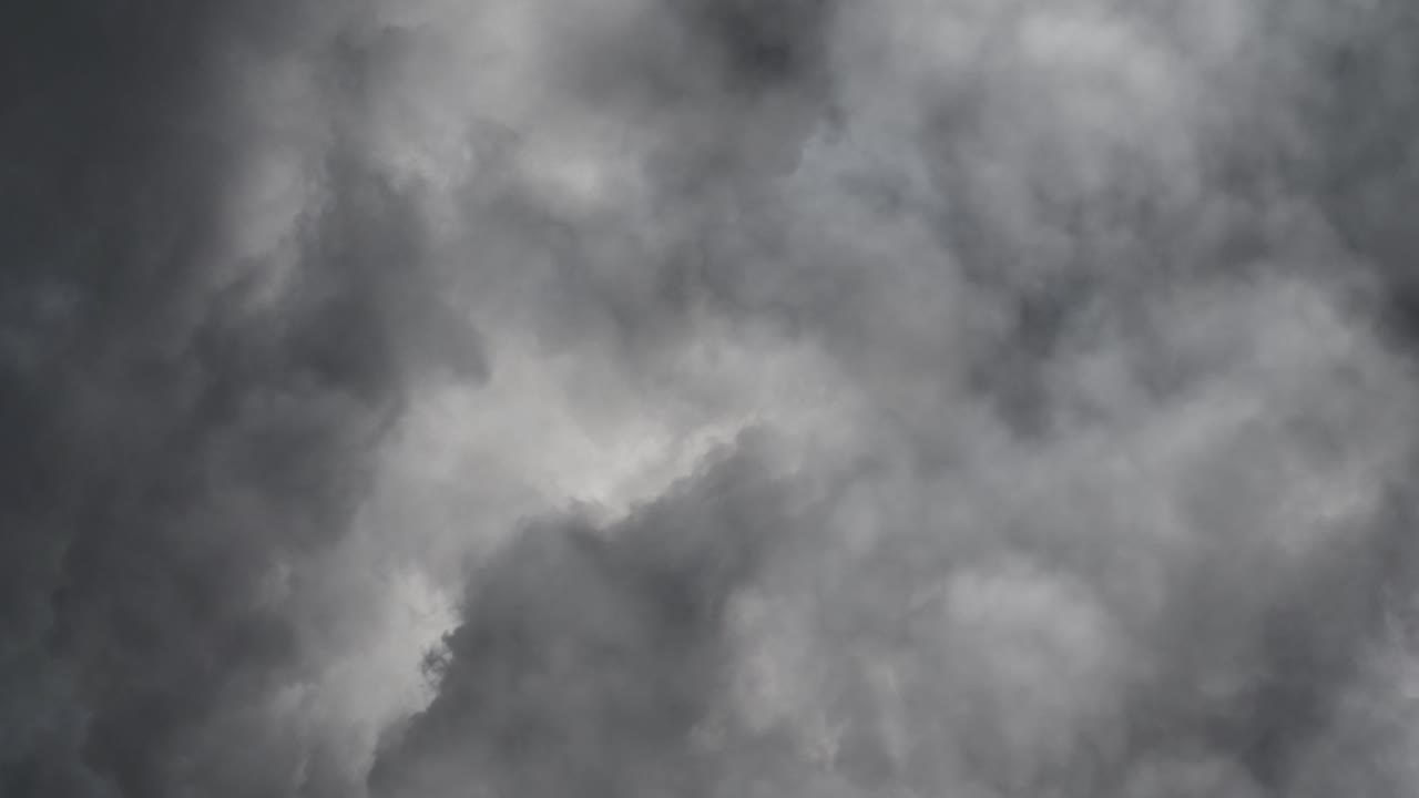 어두운 구름 속에서 일어난 번개 타격의 시각