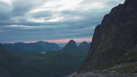 Bewölkter-Sonnenuntergangsüberblick-über-Die-Atemberaubenden-Senja-Inseln-Vom-Grytetippen-Gipfel-In-Fjordgard,-Norwegen