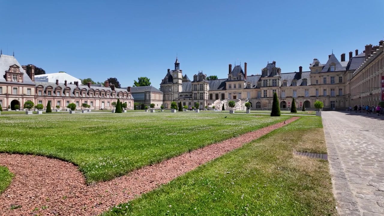 Veduta grandangolare al rallentatore attraverso il cortile principale del Castello di Fontainebleau, che mostra lo storico palazzo francese e l'architettura rinascimentale in Francia