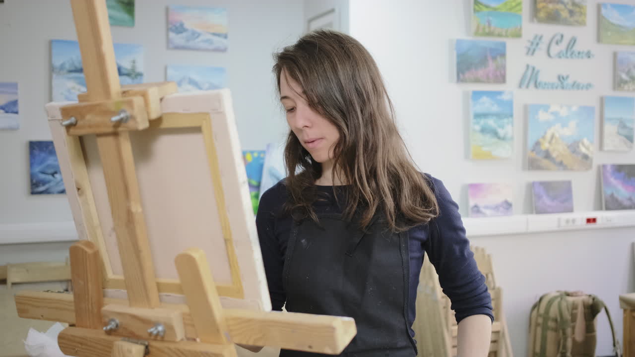 Donna che dipinge in uno studio d'arte