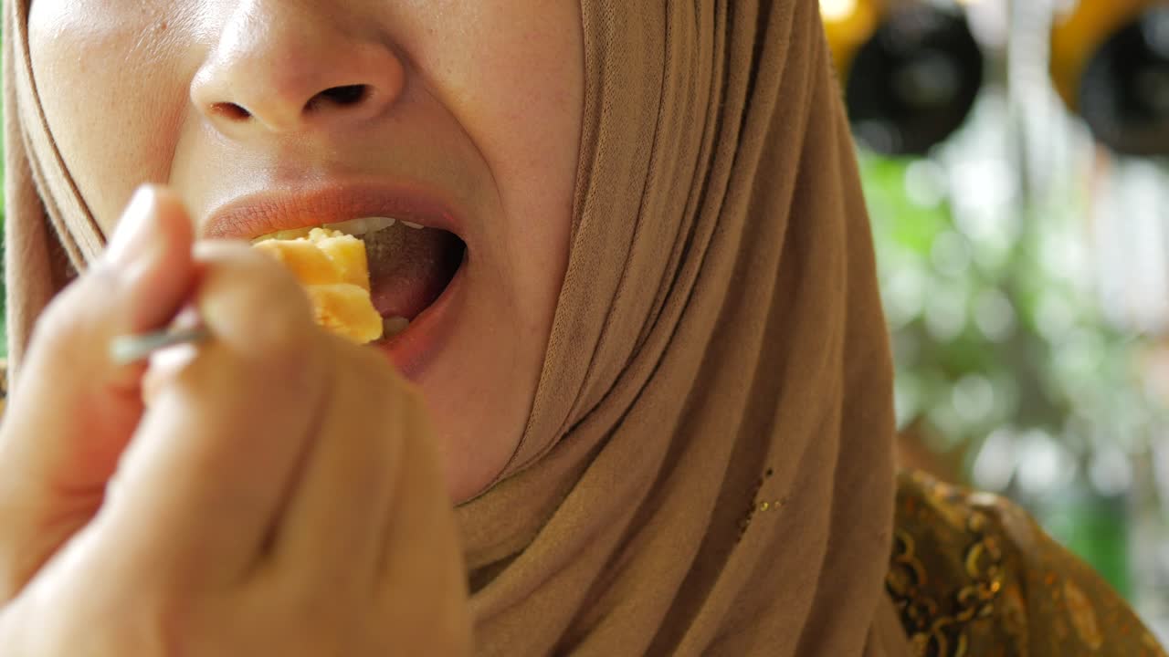 una mujer comiendo un bocadillo.