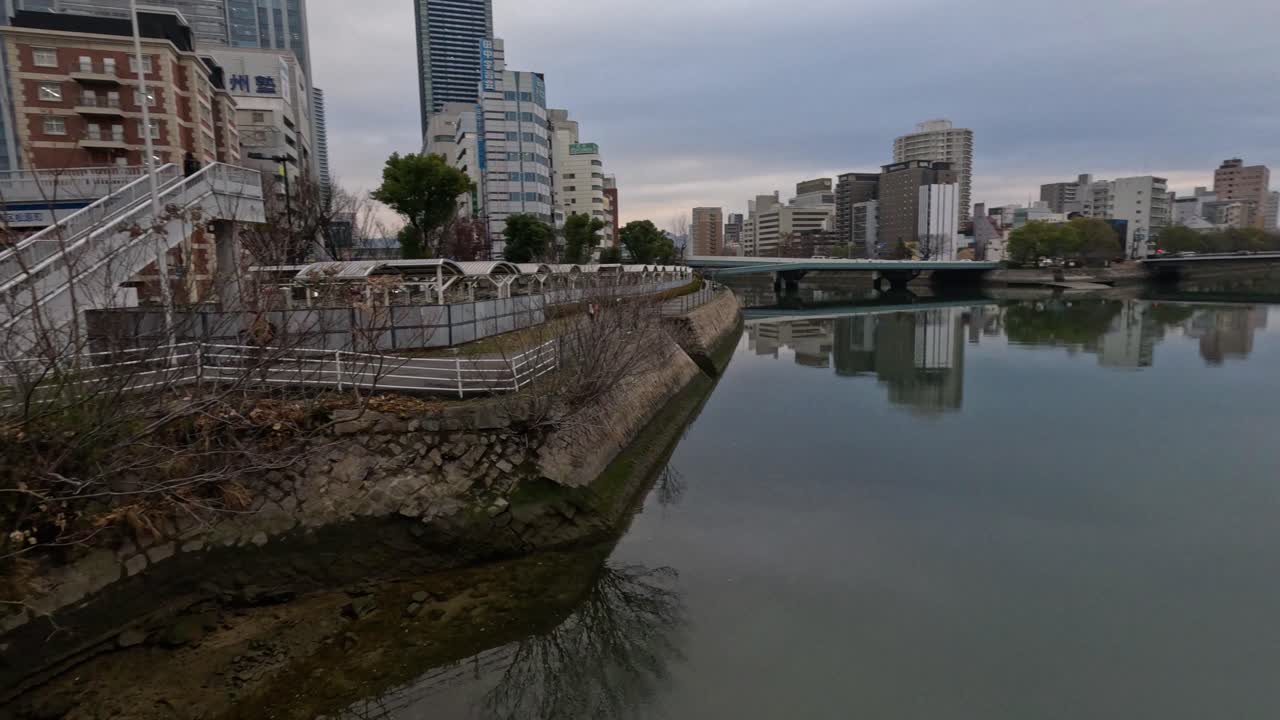 평온한 물에 반사된 도시 풍경의 타임 스