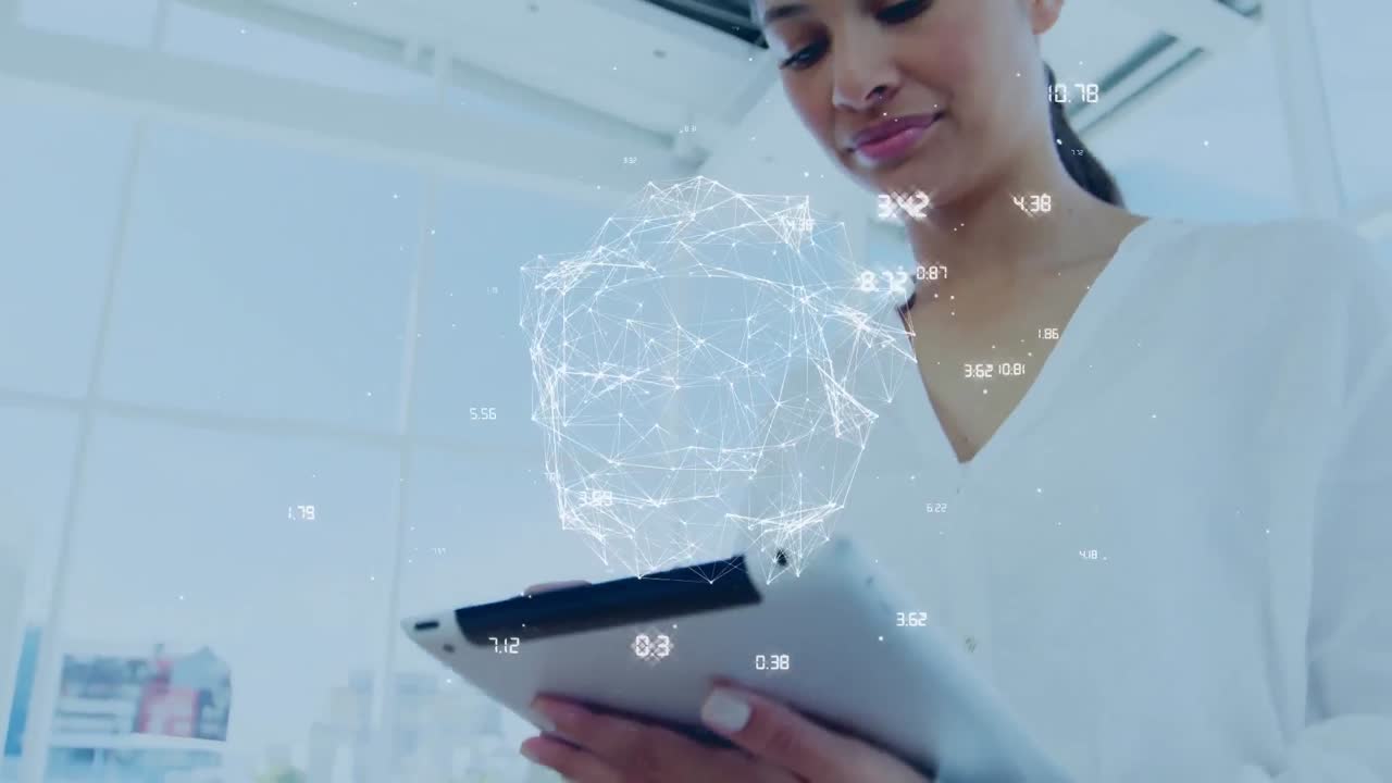 Animazione di un globo di una rete di connessioni su una donna d'affari birazziale che usa un tablet digitale