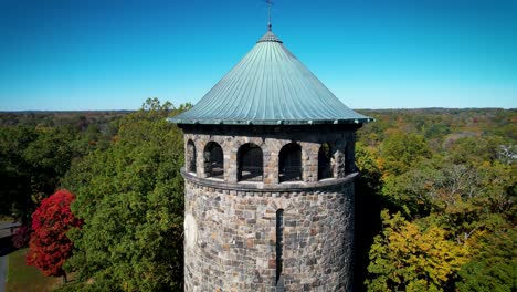 Torre-Rockford-Wilmington-Delaware-Drone-Icónico-Ascenso-En-Espiral-Otoño-Sol-Hojas