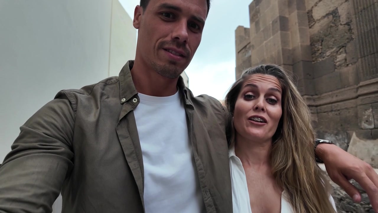 Gelukkig stel neemt reisvlog op