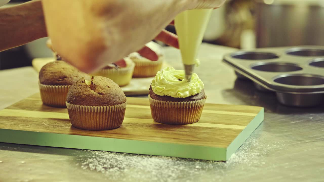 Chef decorando cupcakes com creme