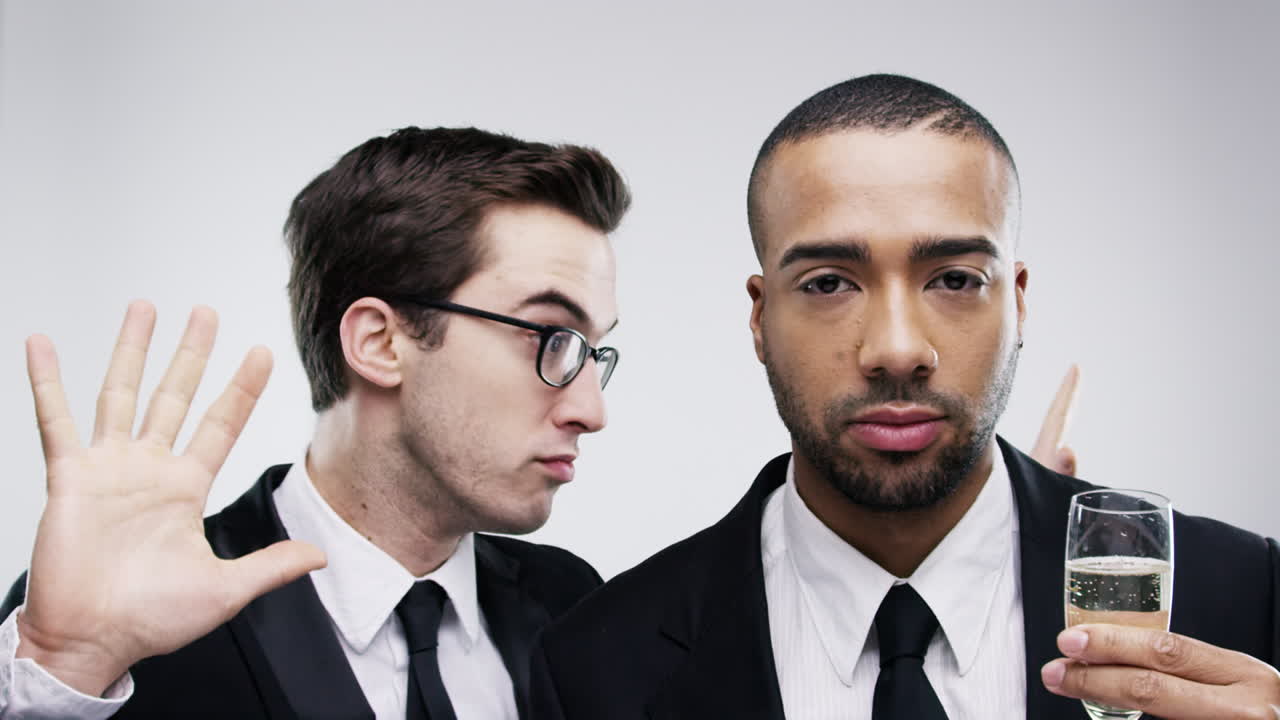 비즈니스 동료들이 축하하고 있습니다.