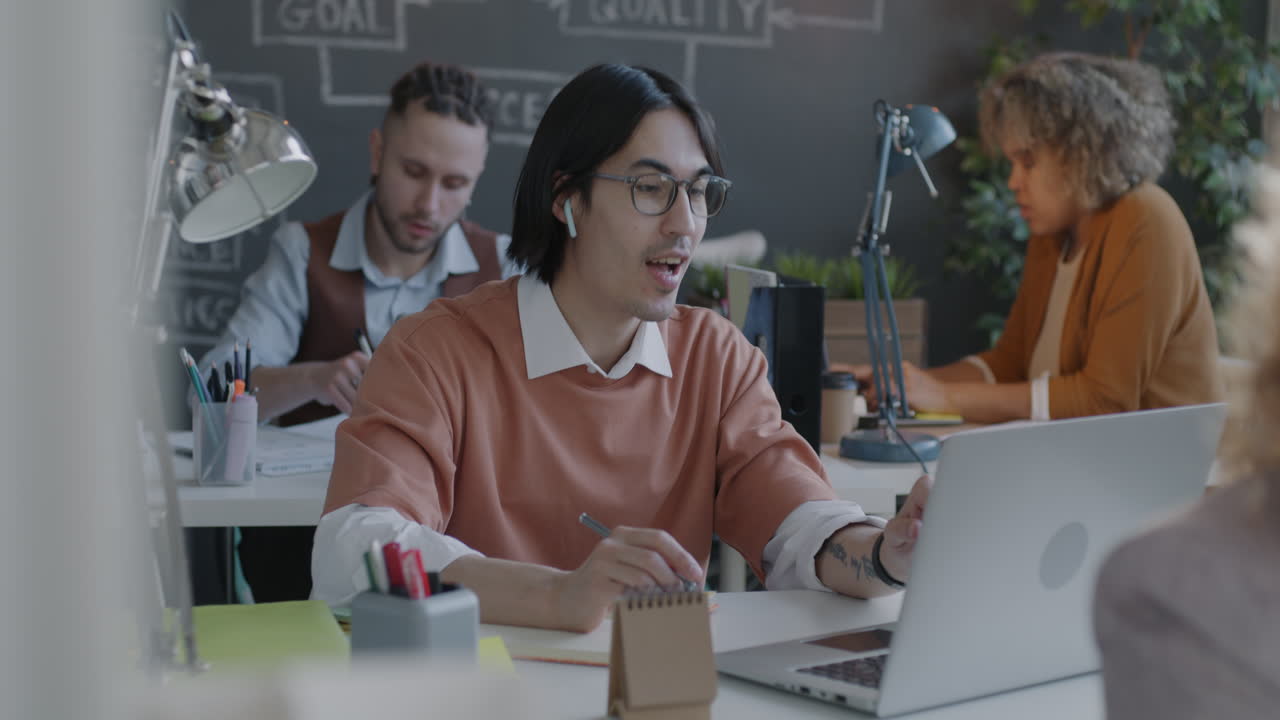 equipo diverso en un entorno de oficina moderno