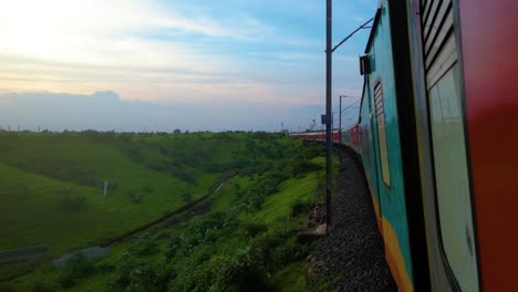 Ferrocarril-Indio-Hermoso-Viaje-Y-Clima-Increíble