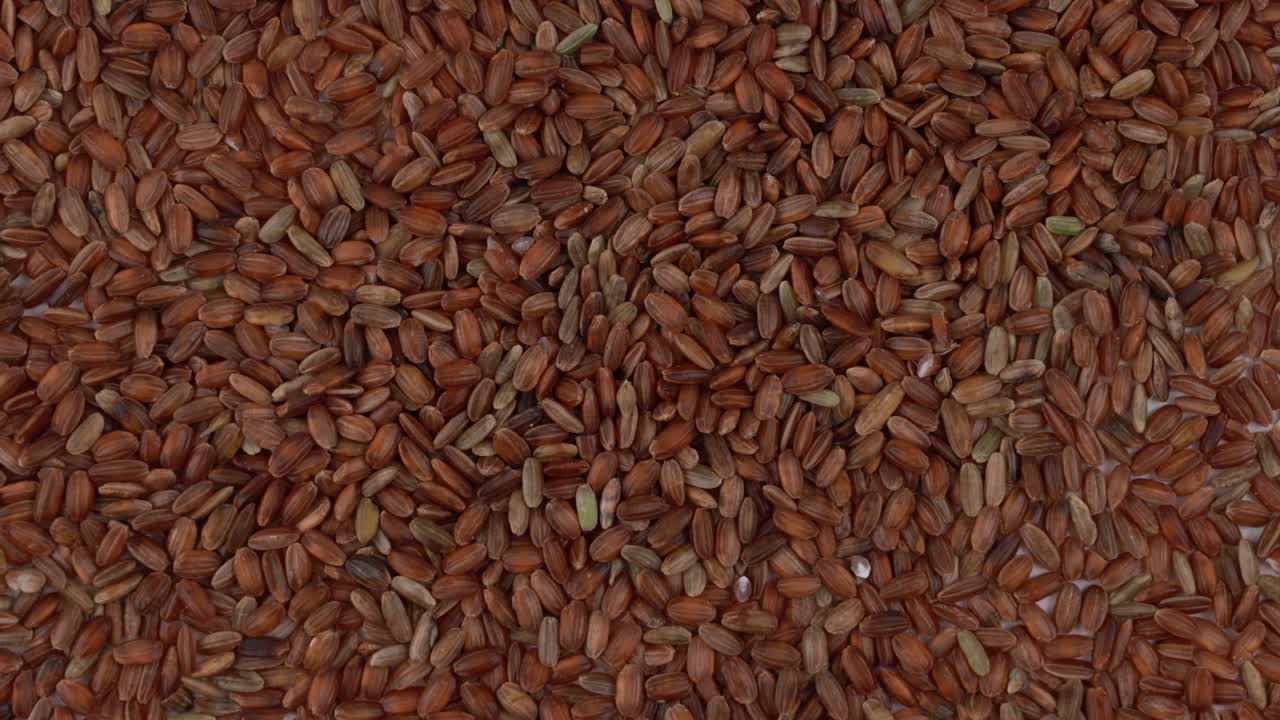 회전 테이블에서 회전하는 원시 은 의 클로즈업.