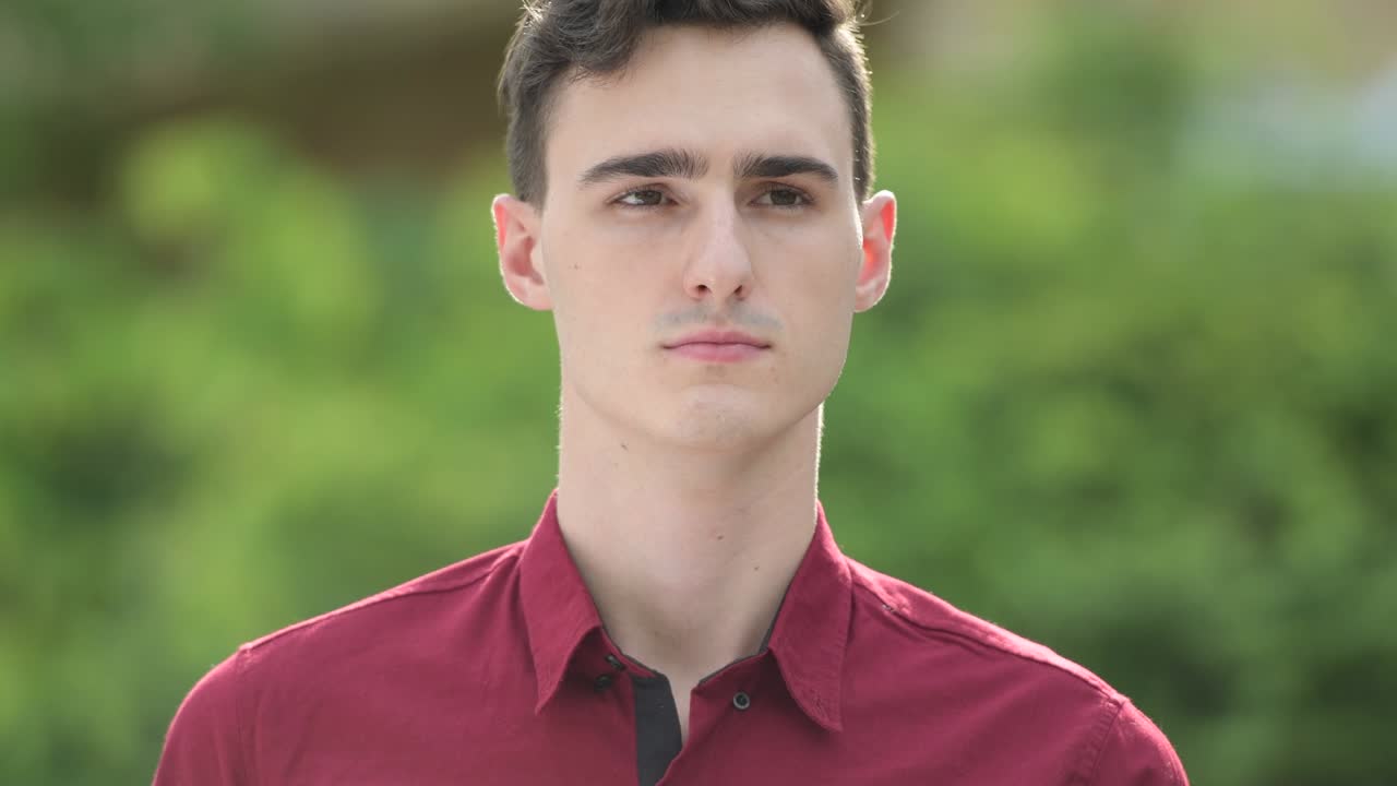 joven hombre de negocios guapo pensando en las calles al aire libre