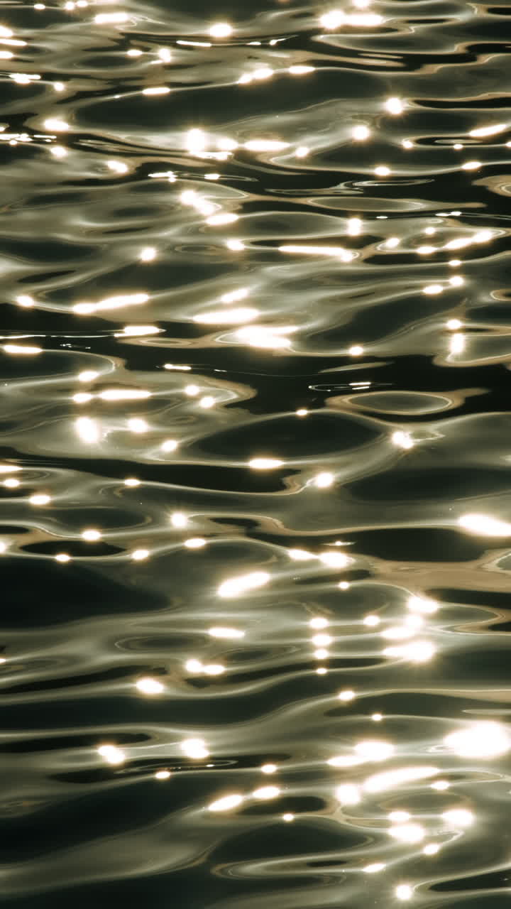 La superficie del mare scintillava di scintille
