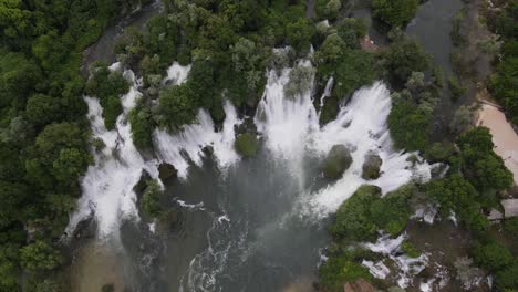 Vista-Completa-Del-Paisaje-De-Verano-Con-Drones-De-La-Cascada-Kavica-De-Bosnia,-Un-Paisaje-Montañoso-Con-Muchas-Corrientes-De-Agua