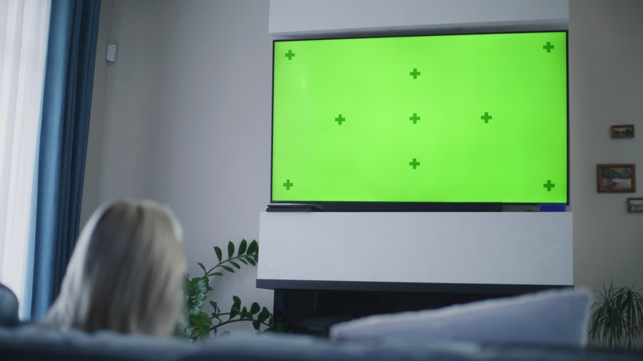 familia viendo la televisión en la sala de estar