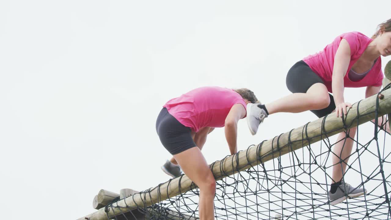 여자 친구 들 이 함께 부트 캠프 에서 운동 을 즐기고 있다