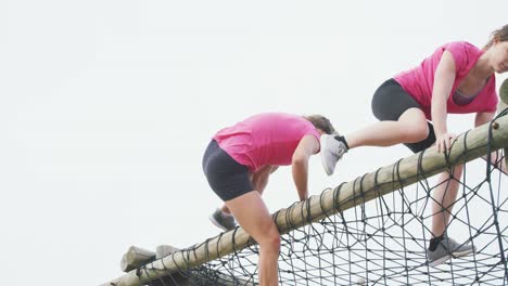 amigas disfrutando de hacer ejercicio en el campamento de entrenamiento juntas