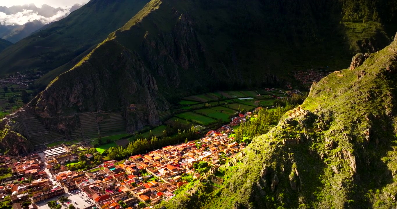 Vista aerea su Ollantaytambo con rovine Inca nella Valle Sacra del Perù