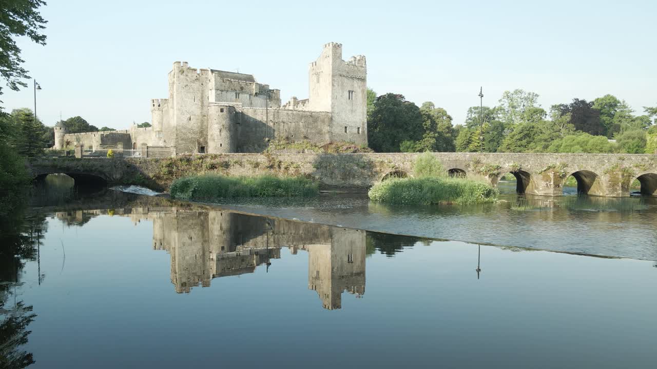 colossal cahir castillo de gran irlanda reflejos en el río suir
