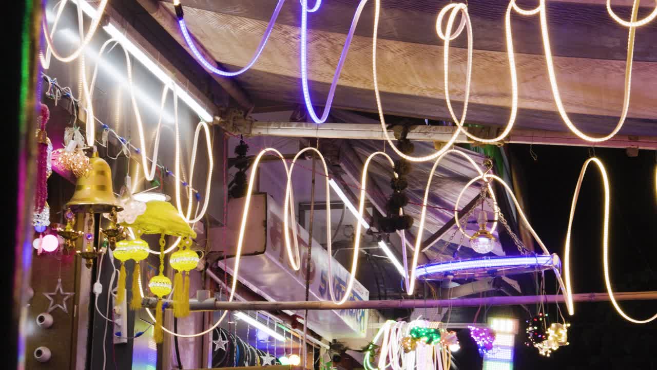 평평한 각도에서 디발리 축제에서 판매하기 위해 보관 된 다채로운 장식 조명