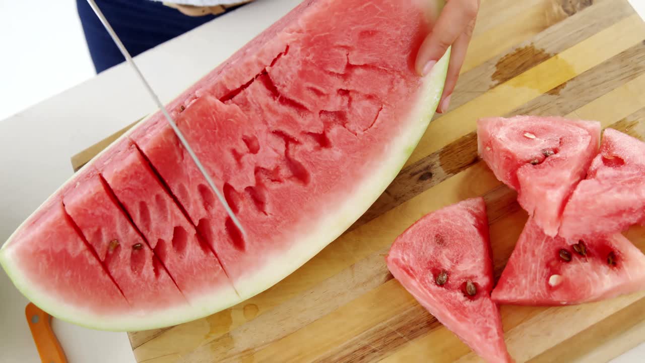 ⁇  배경 에  ⁇ 기 보드 에 과일을 자르는 여자 의 중간 섹션