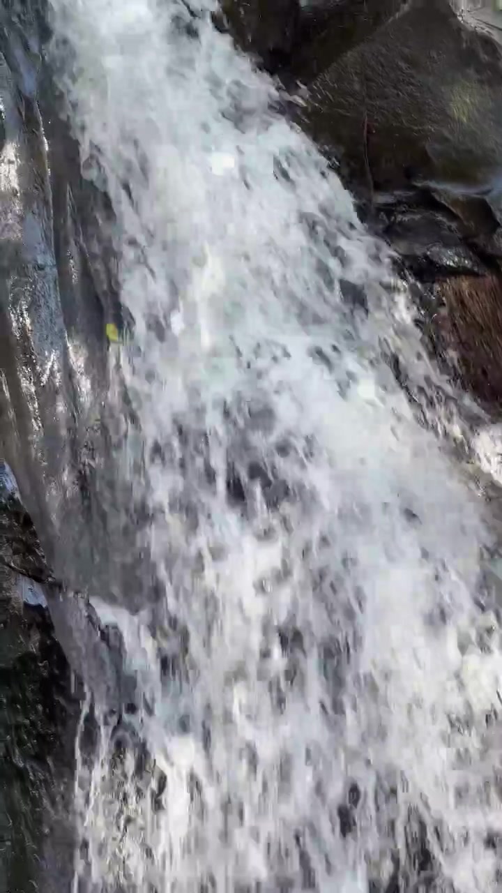 Primo piano dell'acqua che scorre giù da una cascata rocciosa