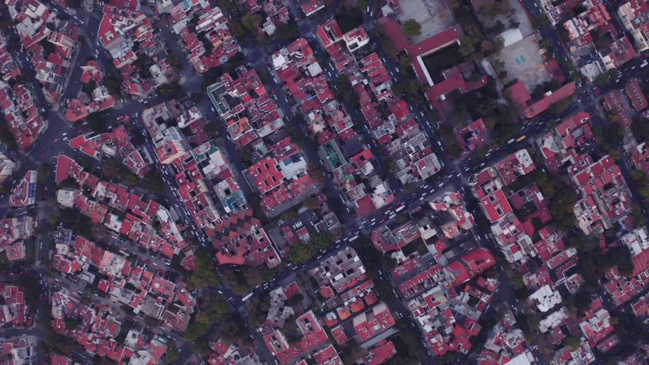 멕시코 시티의 장엄한 공중 일몰, 눈에 보이는 자동차 교통, 아름다운 로터리 스타일의 교차로로 끝납니다.