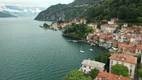 Aérea:-La-Ciudad-De-Varenna-Está-Llena-De-Hermosas-Villas