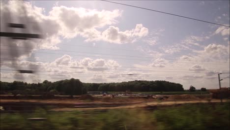 una vista de pasajero de un viaje en tren de la línea principal en inglaterra, reino unido, desde retford hasta la estación king&#39;s cross