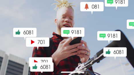 animación de iconos de las redes sociales sobre un hombre albino con bicicleta usando un teléfono inteligente al aire libre