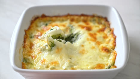 lasaña de espinacas al horno con queso en plato blanco