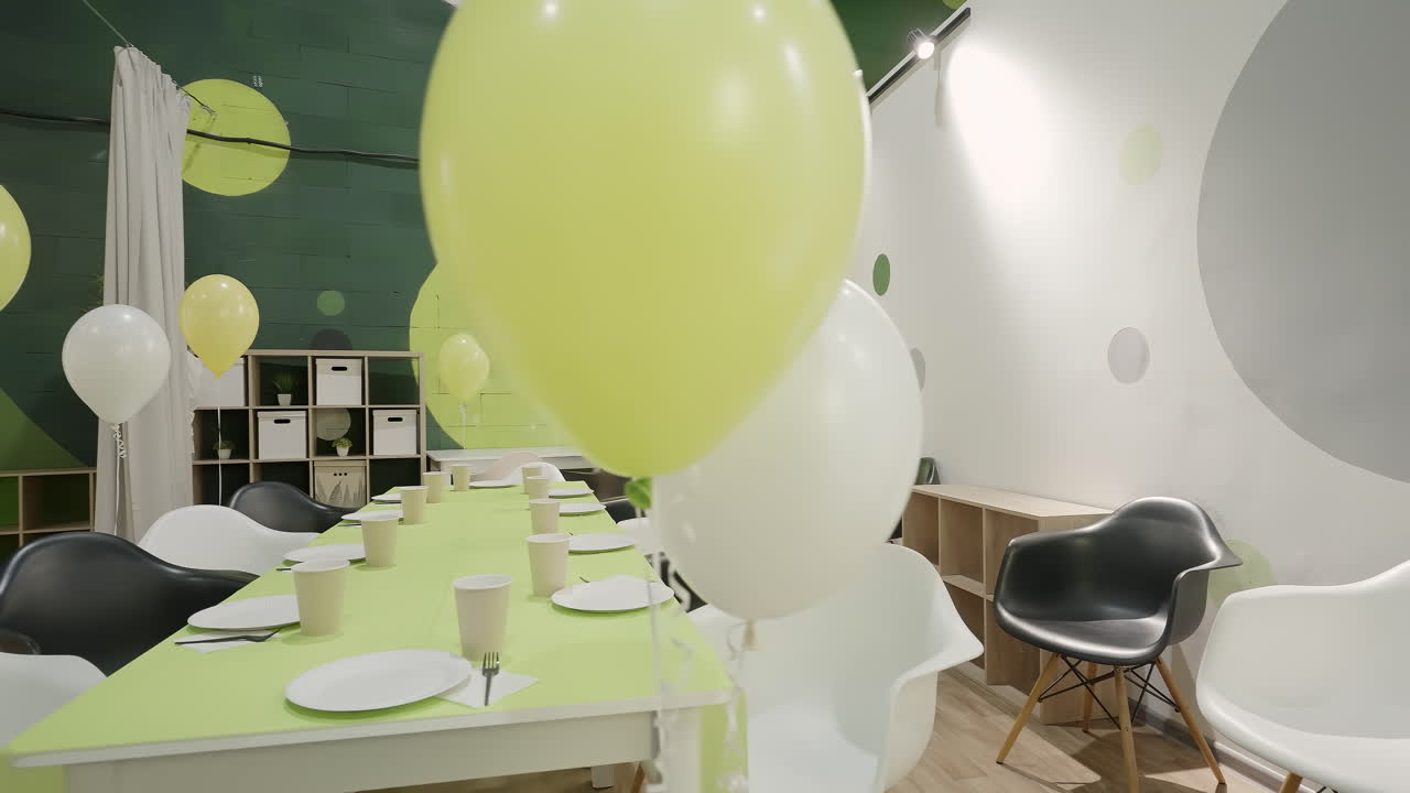 sala de fiestas de cumpleaños con globos y decoraciones