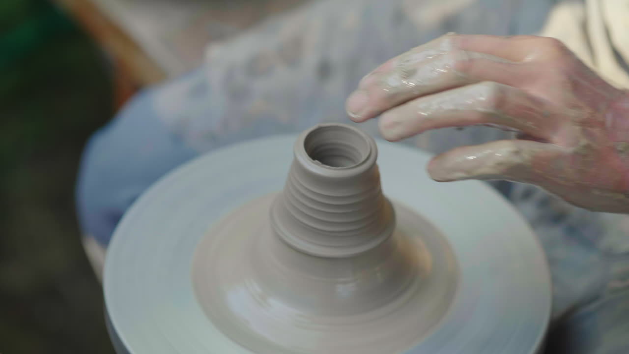 las manos del maestro alfarero hacen una olla de arcilla artesanía tradicional 4k video en cámara lenta