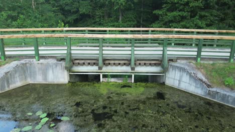 El-Punto-De-Vista-Del-Pájaro-Revela-La-Sinfonía-Matutina-De-Europa:-Drones-Danzan-Sobre-Un-Lago-Tranquilo,-Un-Bosque-Vibrante-Y-Una-Presa-De-Agua-Arquitectónica,-Enmarcando-La-Obra-Maestra-De-La-Naturaleza.