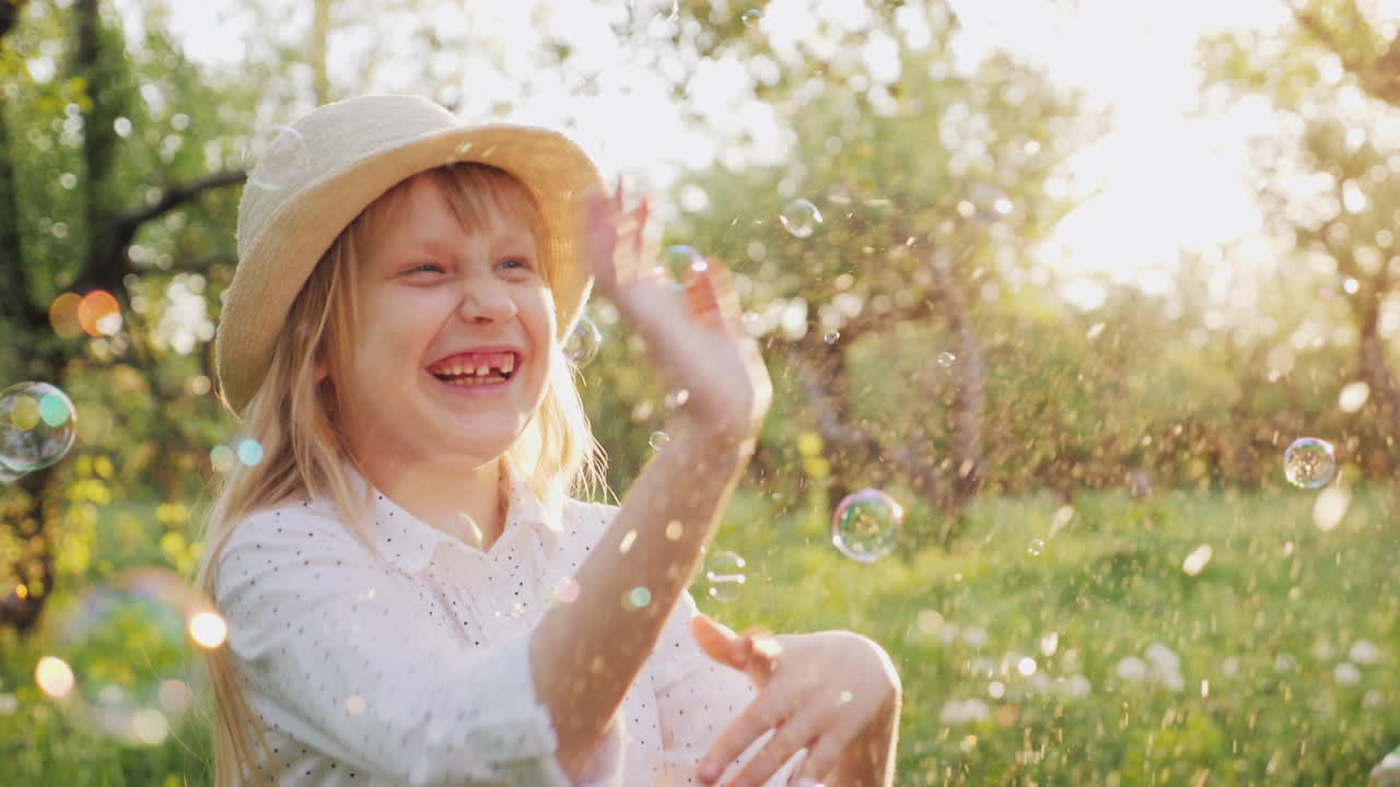 niño feliz jugando con pompas de jabón riendo