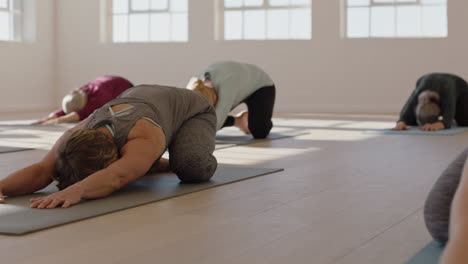 Yoga-Kurs-Von-Gesunden,-Reifen-Frauen,-Die-Die-Pose-Ihres-Kindes-Praktizieren-Und-Das-Morgendliche-Körperliche-Fitnesstraining-Im-Studio-Genießen