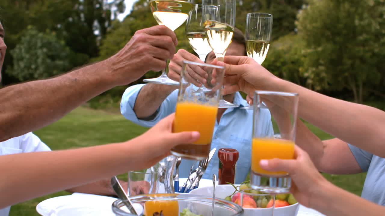 una familia alegre haciendo sonar las copas