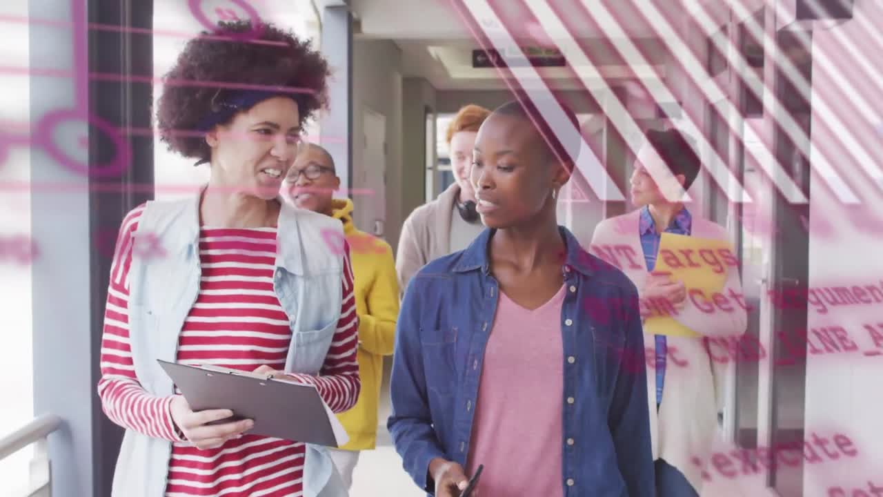 animación de gráficos sobre diversas compañeras de trabajo hablando en el pasillo