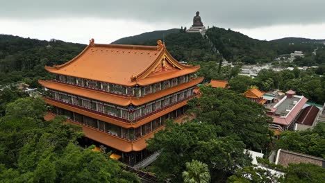 aerial alrededor del monasterio de po lin en la isla de lantau, hong kong, china