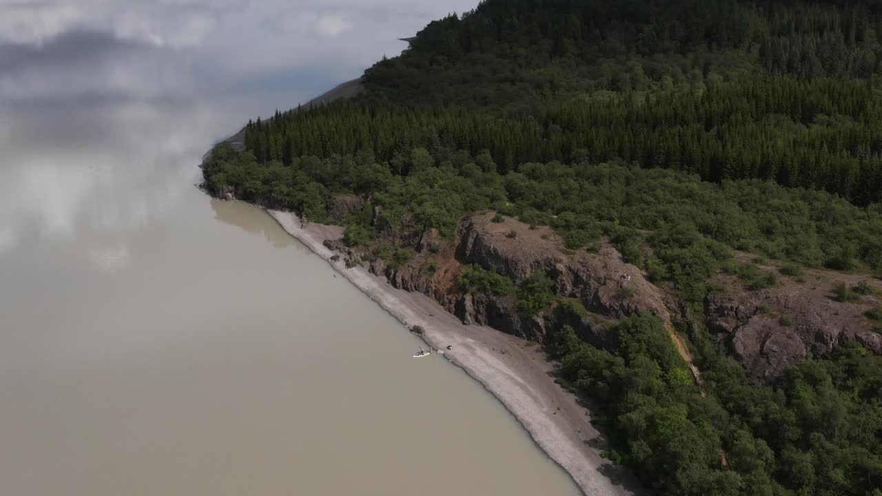 уединенный пляж на берегу лагарфльота в живописном пейзаже исландии, аэрофотосъемка
