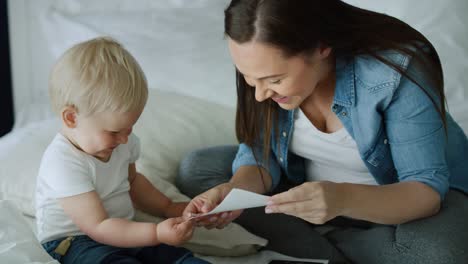 Vídeo-De-Mujer-Y-Su-Pequeño-Hijo-Examinando-Imágenes-De-Ecografía