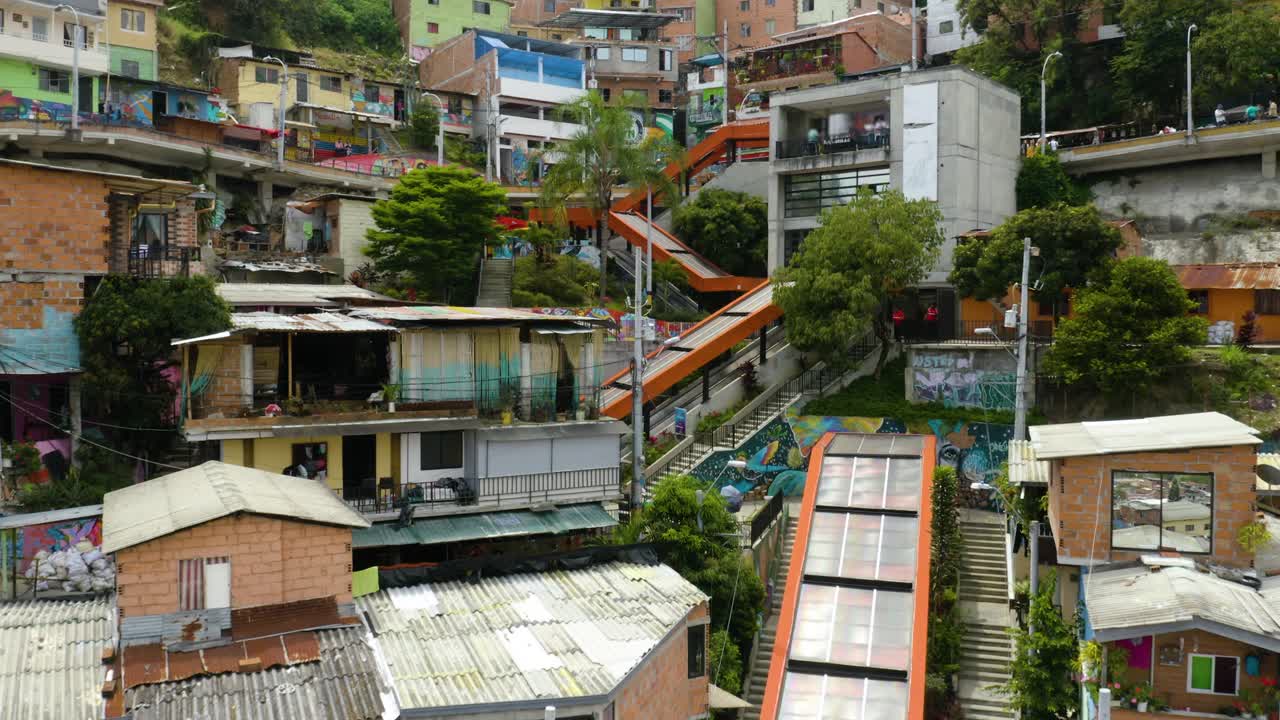 Vista Aérea de Escadas Rolantes nas Favelas da Comuna 13.