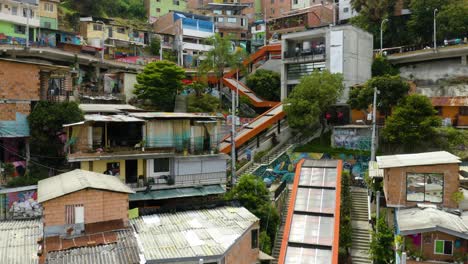 vista aérea de escaleras mecánicas en la comuna 13