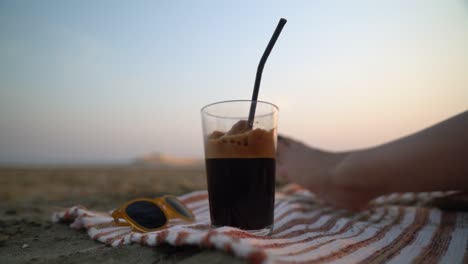 Eiskaffee-Am-Strand