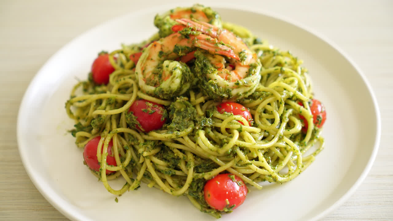 수제 페스토 소스에 새우나 새우를 곁들인 스파게티 - 건강한 음식 스타일