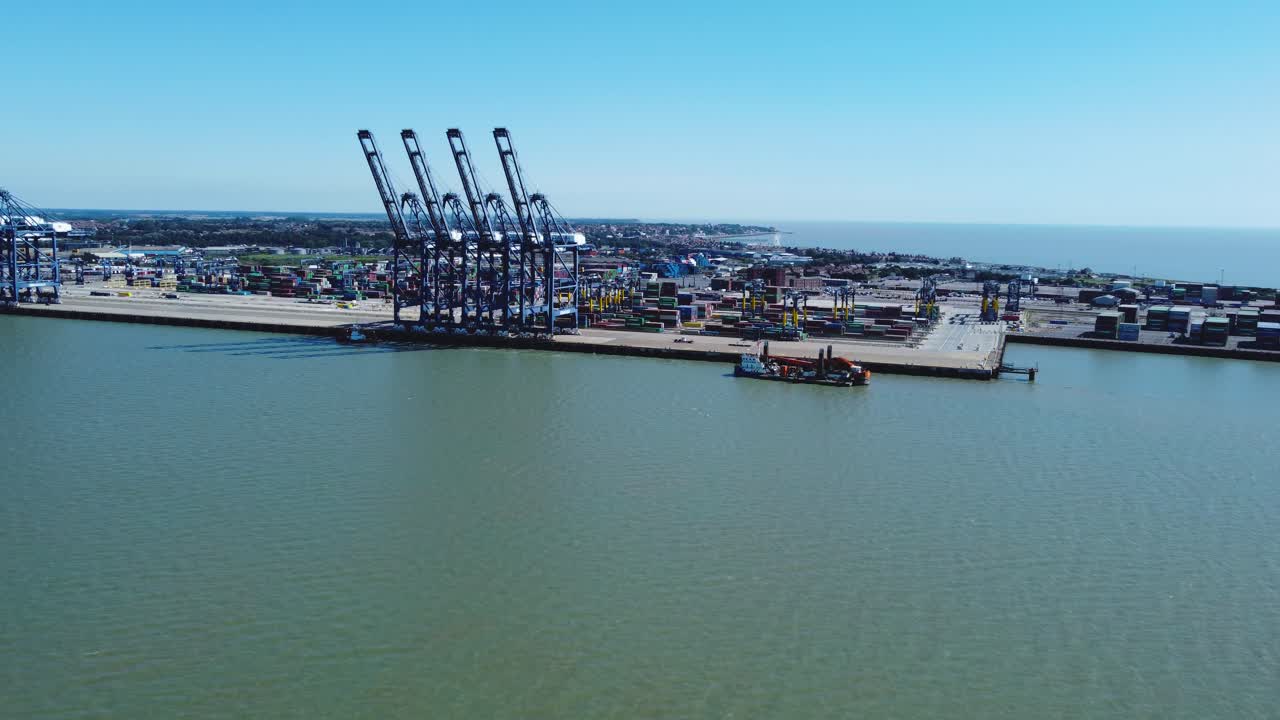 el muelle en la terminal de felixstowe, los puertos de hutchison es filmado desde el aire, suffolk, reino unido