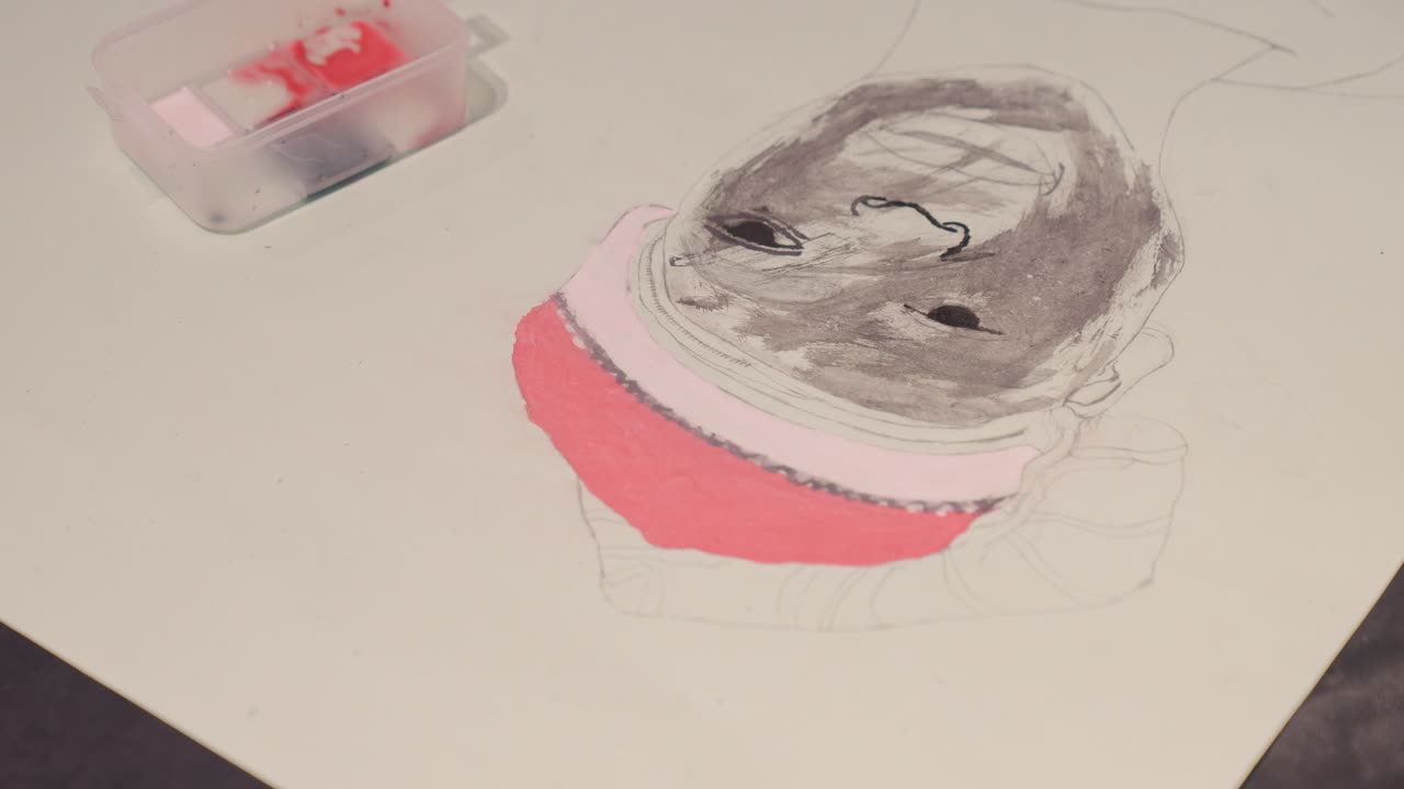 芸術的な肖像画のスケッチ。パレットを使って柔らかな光の肖像画を制作する黒人美術学生。穏やかな卓上照明の下で、ピンクのアクセントが施されたモノクロの肖像画をスケッチするクリエイティブな学生。