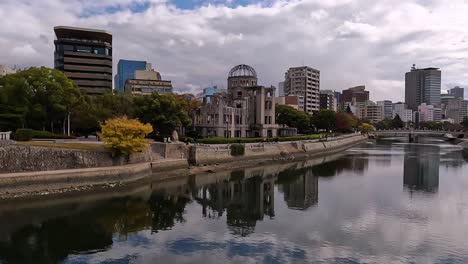 hiroshima, el horizonte de la ciudad de japón en el río motoyasu cerca de las ruinas del monumento a la cúpula atómica